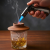 opalanie smokera nad szklanką whisky