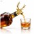 Złoty nalewak jeleń na butelce whisky, whisky płynie z pyska jelenia do szklanki