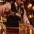 Barman nalewa whisky przez nalewak jeleń do szklanki z lodem